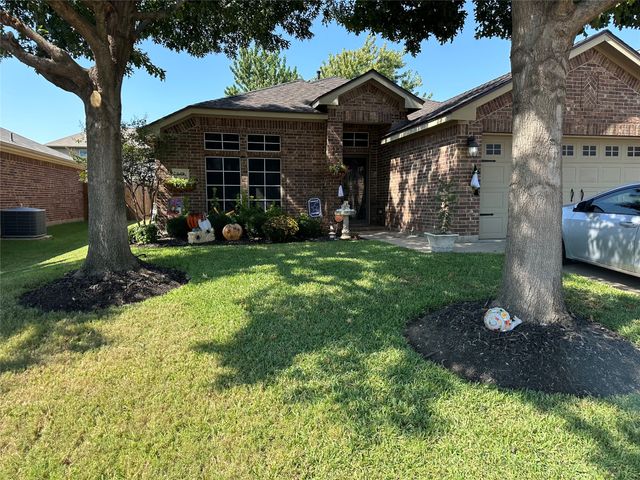 648 Handle Drive, Crowley, TX 76036