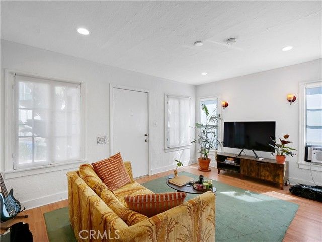 2258 Duane, Los Angeles, CA 90039