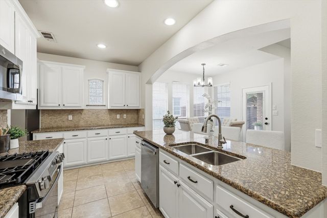 1336 Burnett Drive, Lantana, TX 76226