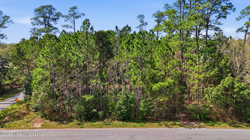 6201 Hermosa Drive, Ocean Springs, MS 39564