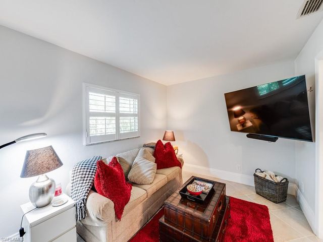 542 110th AVE N, Naples, FL 34108