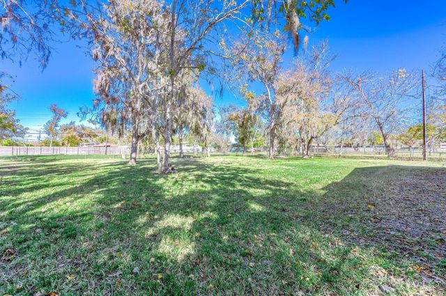 54 Lupine Court, Lake Jackson, TX 77566