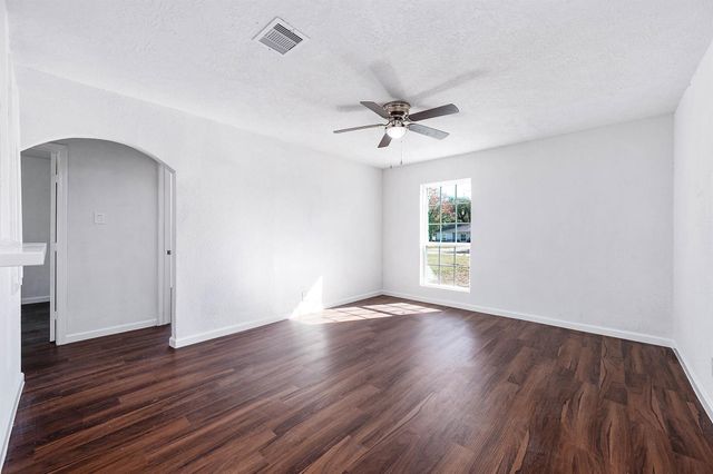 54 Lupine Court, Lake Jackson, TX 77566