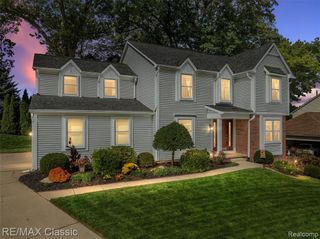 325 Glenwood Drive, Walled Lake, MI 48390