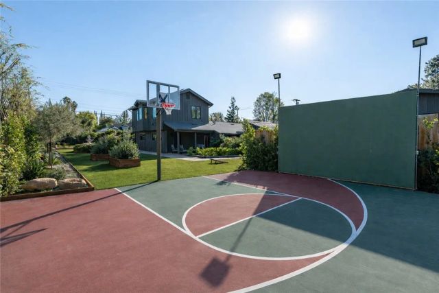 23139 Erwin Street, Woodland Hills, CA 91367