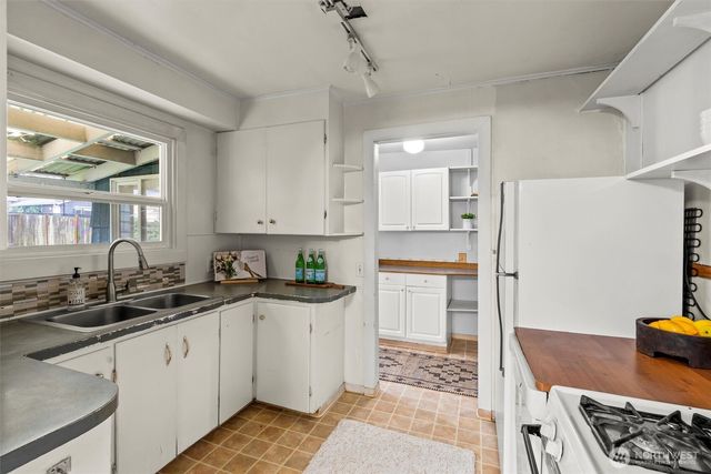 1715 McDougall Avenue, Everett, WA 98201