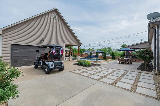 323 Oakleaf Drive, Lexington, NC 27295