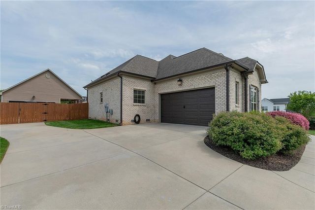 323 Oakleaf Drive, Lexington, NC 27295