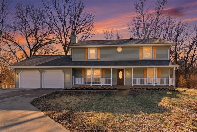 130 Hampton Court, Lansing, KS 66043