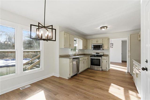 130 Hampton Court, Lansing, KS 66043