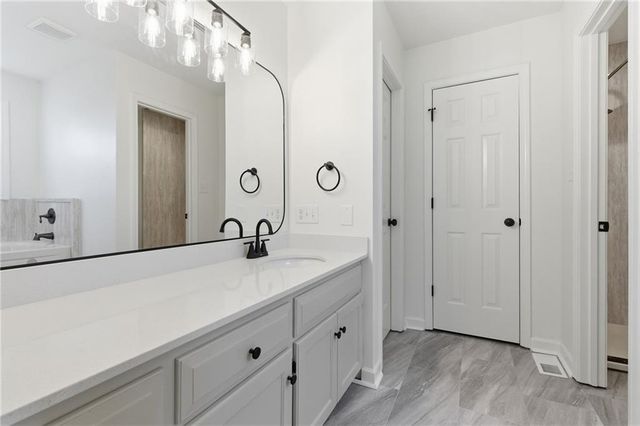 130 Hampton Court, Lansing, KS 66043