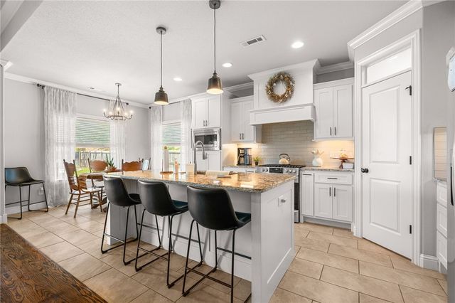 581 N Sabine Pass Road, Fayetteville, AR 72704