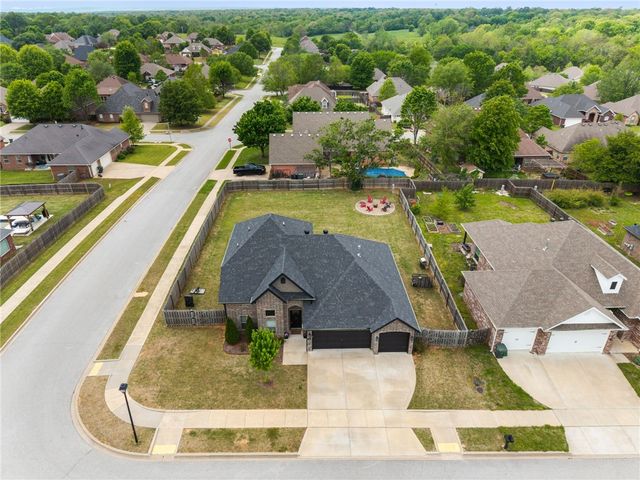 581 N Sabine Pass Road, Fayetteville, AR 72704