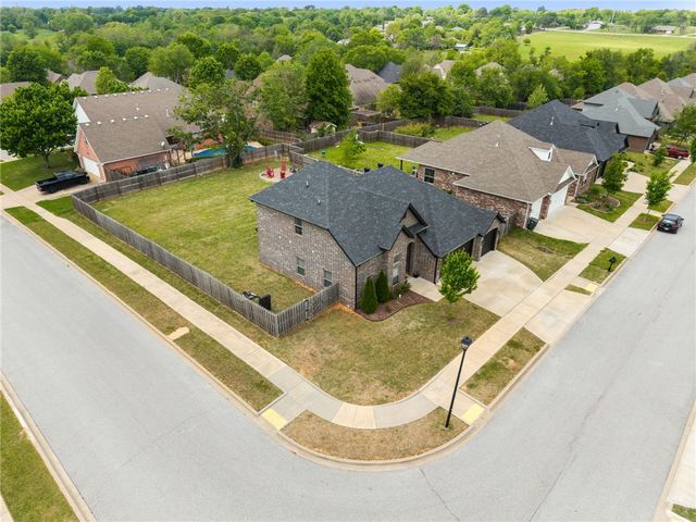 581 N Sabine Pass Road, Fayetteville, AR 72704