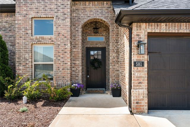 581 N Sabine Pass Road, Fayetteville, AR 72704