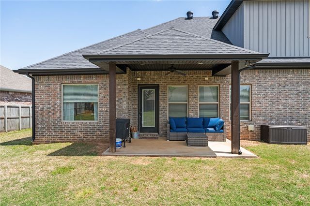 581 N Sabine Pass Road, Fayetteville, AR 72704