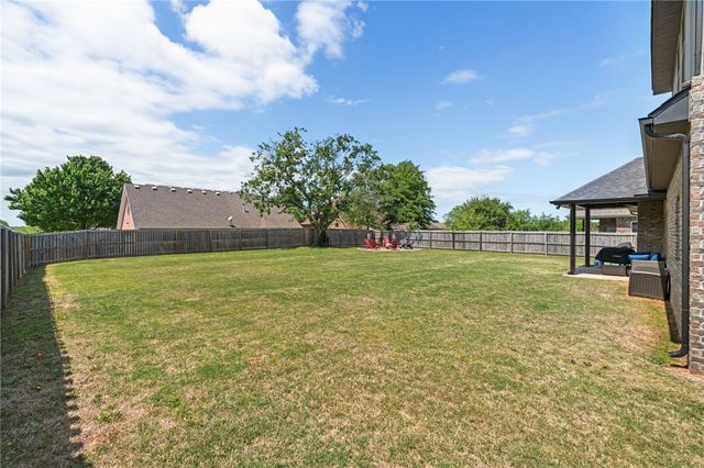 581 N Sabine Pass Road, Fayetteville, AR 72704
