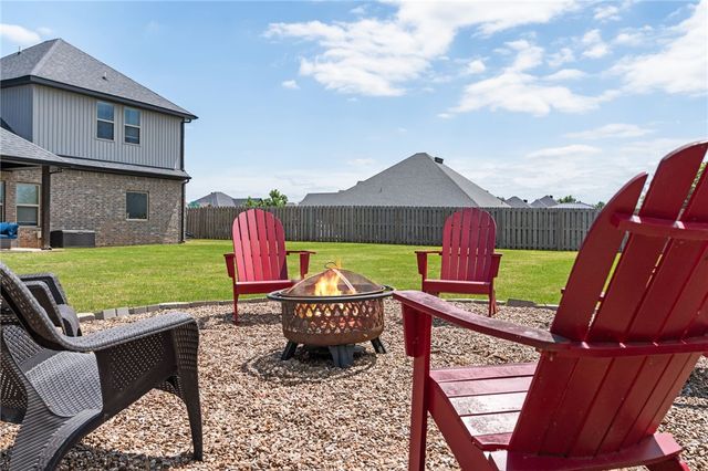 581 N Sabine Pass Road, Fayetteville, AR 72704