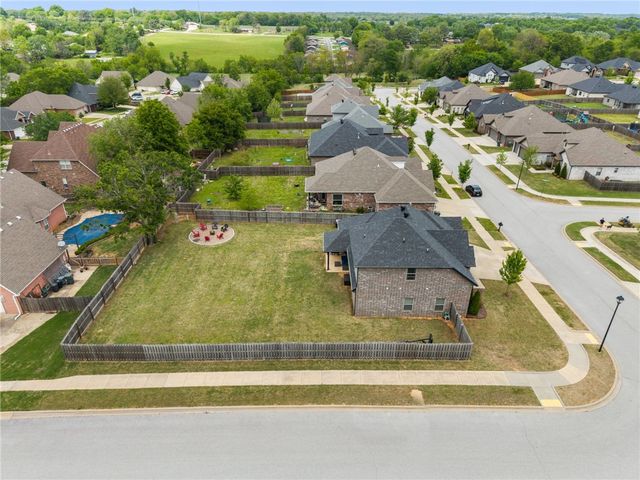 581 N Sabine Pass Road, Fayetteville, AR 72704