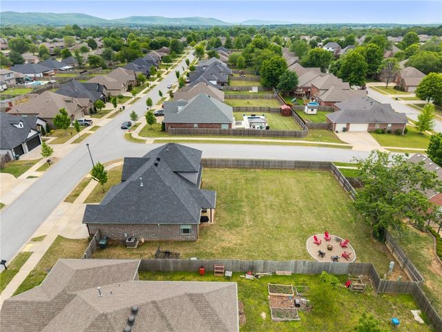581 N Sabine Pass Road, Fayetteville, AR 72704
