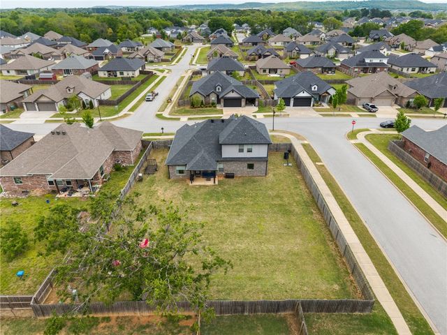 581 N Sabine Pass Road, Fayetteville, AR 72704