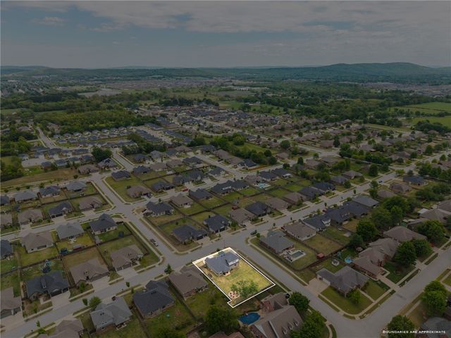 581 N Sabine Pass Road, Fayetteville, AR 72704