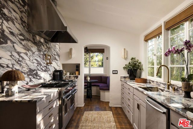 8855 St Ives Drive, Los Angeles, CA 90069