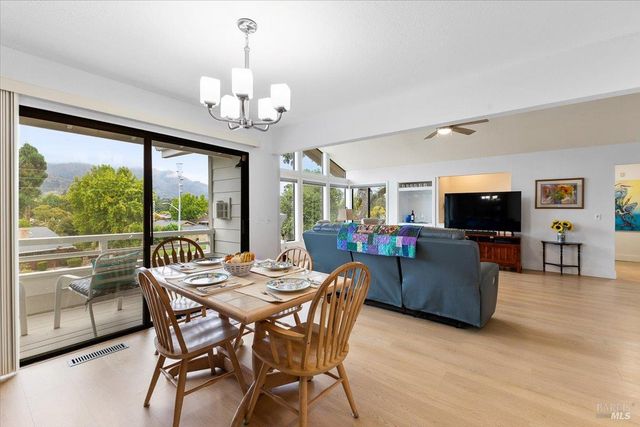 6850 Oakmont Dr, Santa Rosa, CA 95409