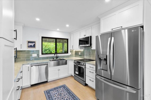 6850 Oakmont Dr, Santa Rosa, CA 95409