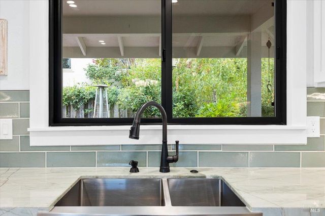 6850 Oakmont Dr, Santa Rosa, CA 95409