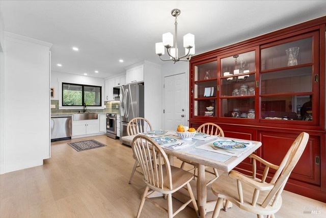 6850 Oakmont Dr, Santa Rosa, CA 95409