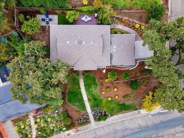 6850 Oakmont Dr, Santa Rosa, CA 95409