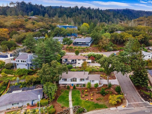6850 Oakmont Dr, Santa Rosa, CA 95409