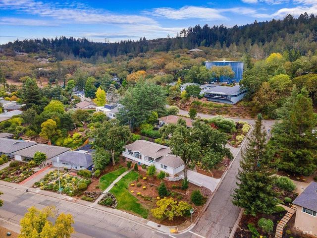 6850 Oakmont Dr, Santa Rosa, CA 95409