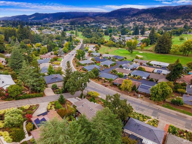 6850 Oakmont Dr, Santa Rosa, CA 95409
