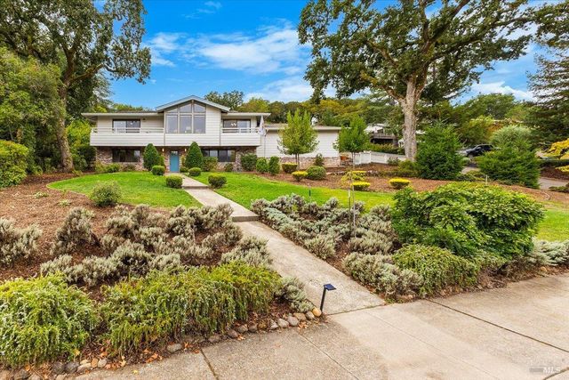 6850 Oakmont Dr, Santa Rosa, CA 95409