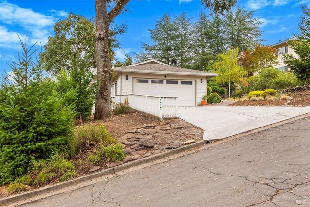 6850 Oakmont Dr, Santa Rosa, CA 95409