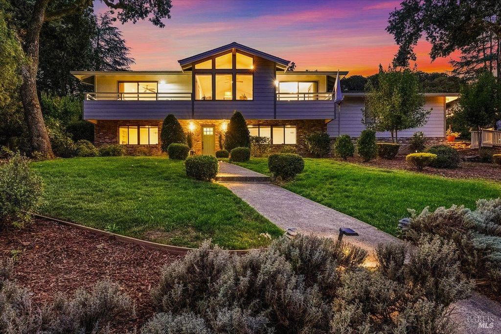 6850 Oakmont Dr, Santa Rosa, CA 95409