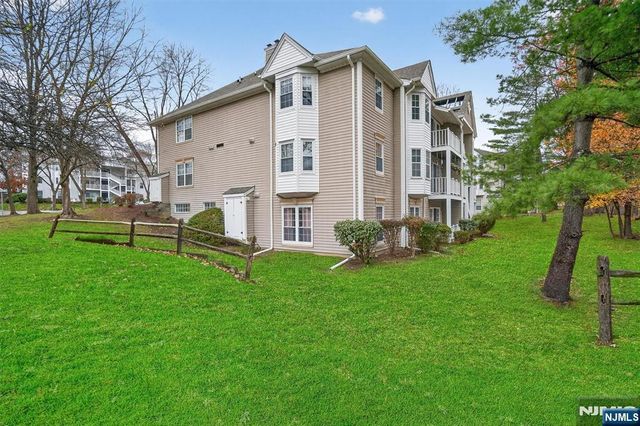 561 Holly Court, Mahwah, NJ 07430