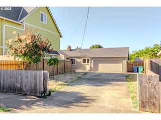 8027 Se RHONE St, Portland, OR 97206