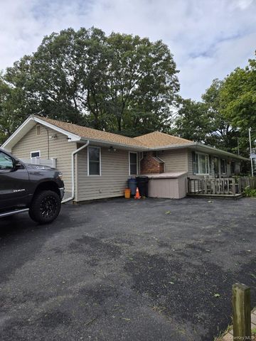 34 Floyd Road, Shirley, NY 11967