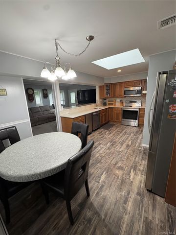 34 Floyd Road, Shirley, NY 11967