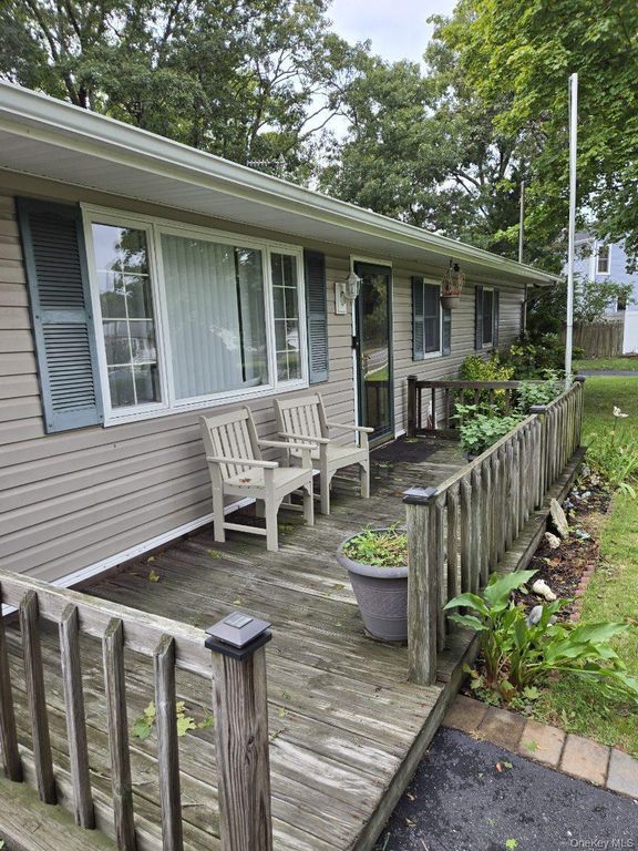 34 Floyd Road, Shirley, NY 11967
