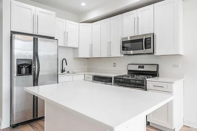 5733 N Winthrop Avenue Penthouse, Chicago, IL 60660