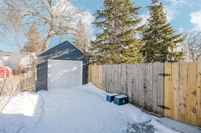 912 11th Street S, Moorhead, MN 56560