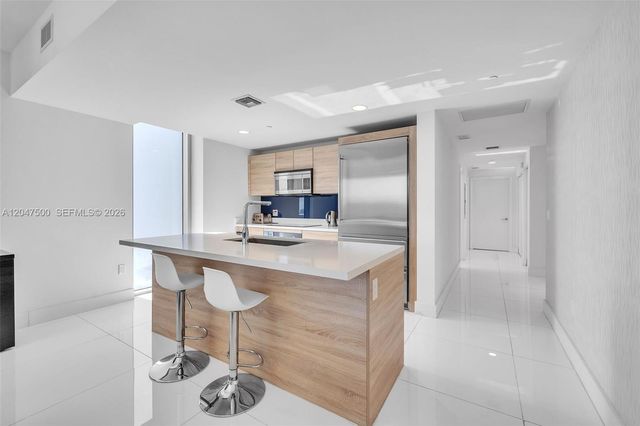 16385 Biscayne Boulevard 2707, North Miami Beach, FL 33160