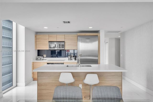 16385 Biscayne Boulevard 2707, North Miami Beach, FL 33160