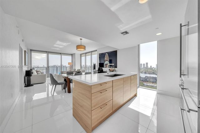 16385 Biscayne Boulevard 2707, North Miami Beach, FL 33160