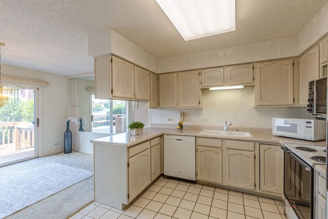 704 Picardy Circle, Northbrook, IL 60062