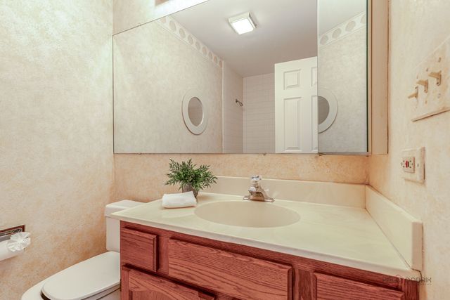 704 Picardy Circle, Northbrook, IL 60062